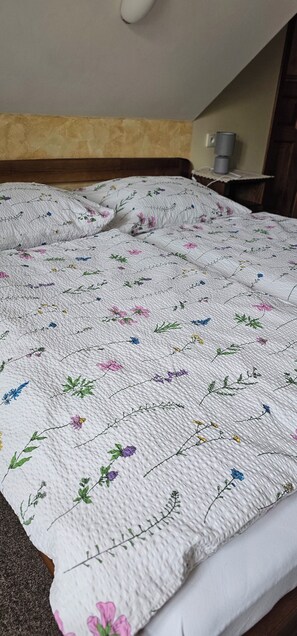 3 bedrooms, travel cot, WiFi, bed sheets - Cozy vacation home, close to the slopes and hiking trails (Královéhradecký kraj)