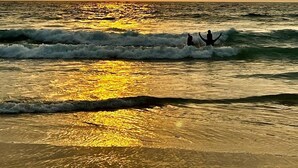 A beach scene with waves and a sunset. - MONTAÑITA HOUSE Beautiful oceanfront vacation home (Montañita)