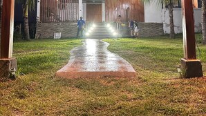 A welcome sign at the entrance of a house with a pathway leading to the door. - MONTAÑITA HOUSE Beautiful oceanfront vacation home (Montañita)