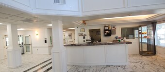 Luxury Studio, 1-bedroom and 2-bedroom suites with fine dining