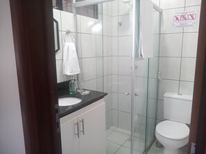 Een haardroger, handdoeken, zeep, toiletpapier