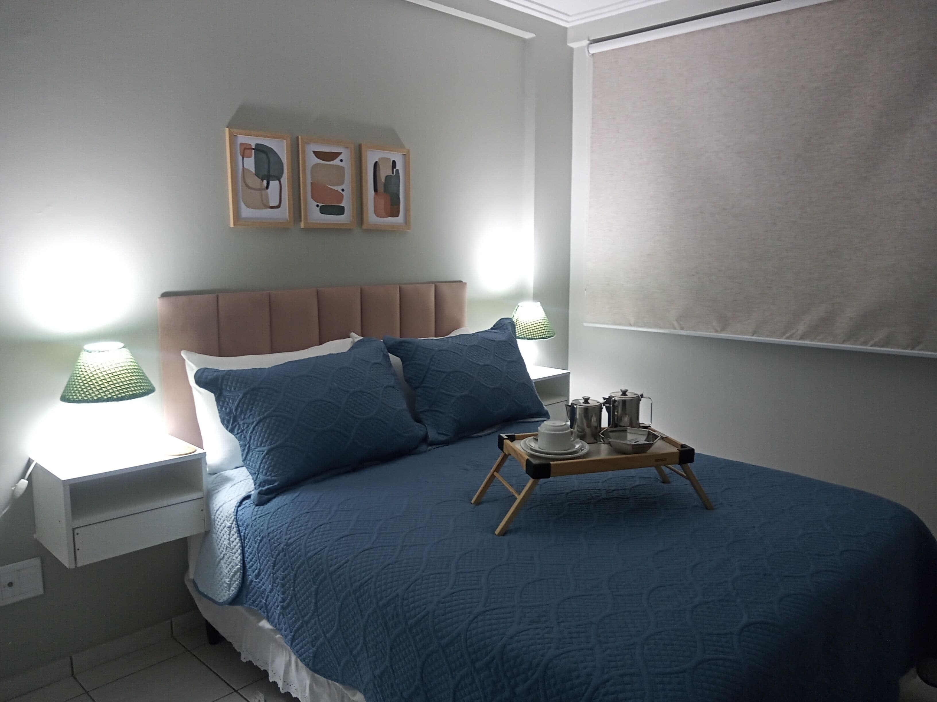 1 chambre, bureau, fer et planche à repasser, lit parapluie