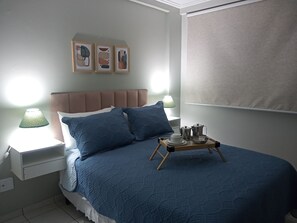 1 slaapkamer, een bureau, een strijkplank/strijkijzer, reisbedje