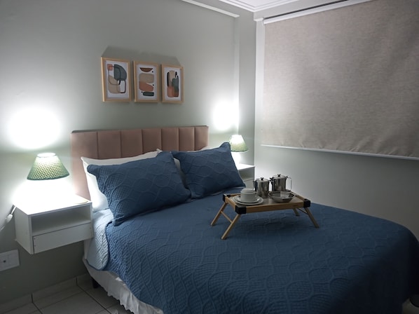 1 habitación, escritorio, tabla de planchar con plancha y cuna de viaje