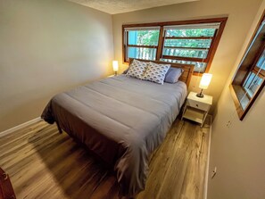 2 عدّة غرف نوم وواي فاي مجانًا وملاءات أسرّة