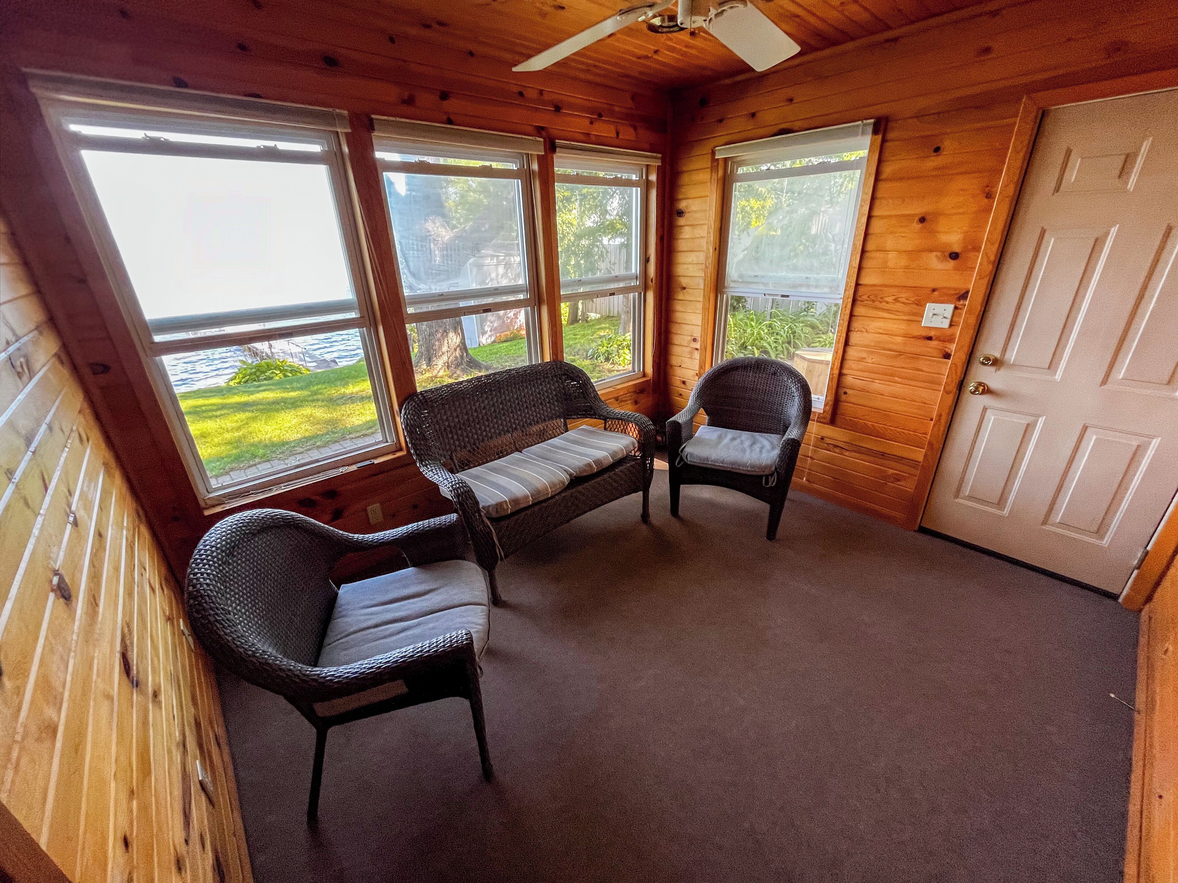 スマートテレビ、テーブルサッカー台、卓球台、書庫