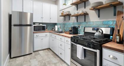 Casa de Oro – Luxe Comfort in the Heart of Old Bisbee Private Yard & EV Charger!