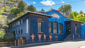 Un edificio con fachada azul y un letrero que dice "ROYAL".