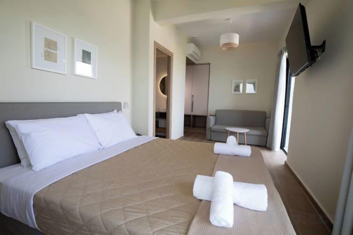 In-room safe, laptop workspace, blackout drapes, soundproofing