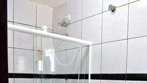 A modern bathroom with a glass-enclosed shower, a toilet, and a trash bin. - Hotel e pousada Boulevard Itapoa (Itapoa)