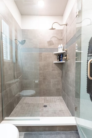 Een douche, een haardroger, handdoeken, zeep