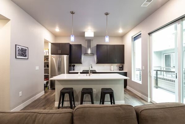 Een koelkast, een magnetron, een oven, een kookplaat