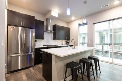 Modern townhome w/ rooftop patio in RiNo/ Five Points, Denver