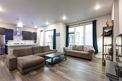 Modern 2-bedroom townhome w/ rooftop patio in brilliant Denver