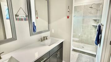 Een douche, een haardroger, handdoeken, zeep