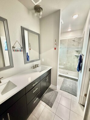 Dusche, Haartrockner, Handtücher, Seife