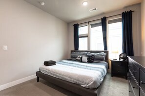 2 bedrooms, iron/ironing board, travel crib, free WiFi - Modern townhome w/ rooftop patio in RiNo/ Five Points, Denver (Denver)