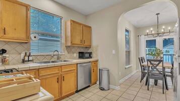 Køleskab, mikrobølgeovn, ovn, kogeplade