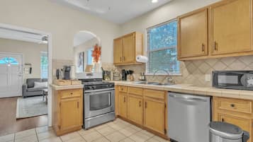 Køleskab, mikrobølgeovn, ovn, kogeplade