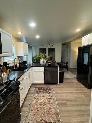 Een koelkast, een microgolfoven, een oven, een kookplaat