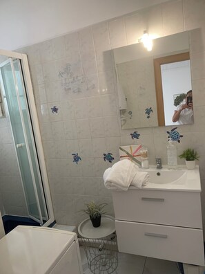 Haartrockner, Handtücher, Seife, Toilettenpapier