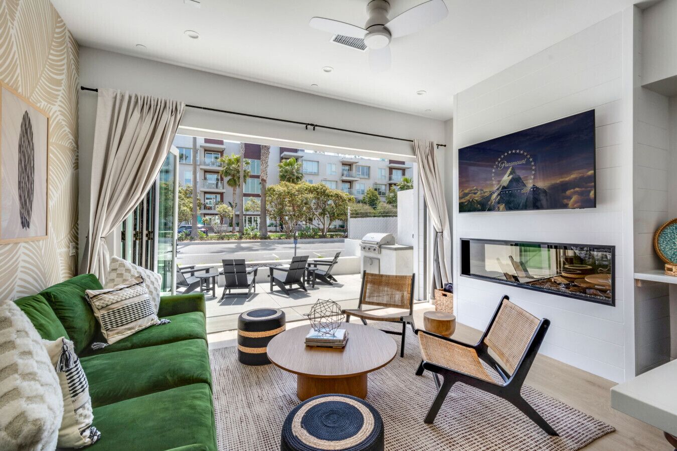 スマートテレビ、暖炉、ステレオ