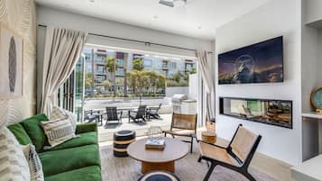 Una Smart TV, una chimenea, un reproductor estéreo