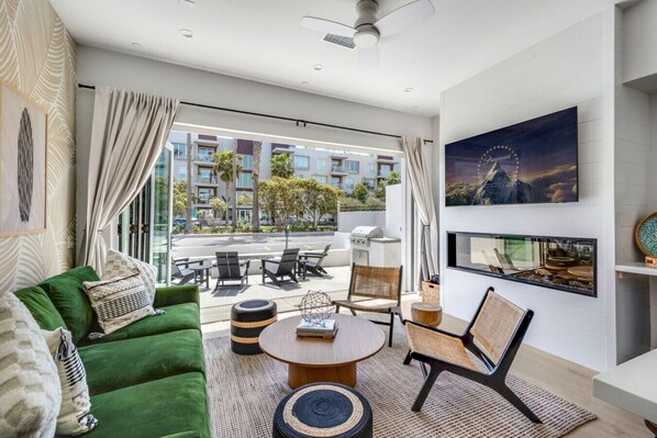 Smart TV, fireplace, stereo