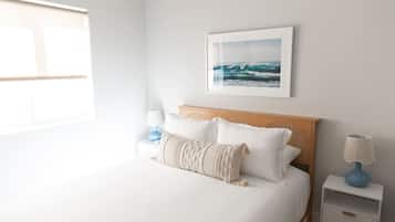 2 dormitorios, escritorio, tabla de planchar con plancha y cuna de viaje