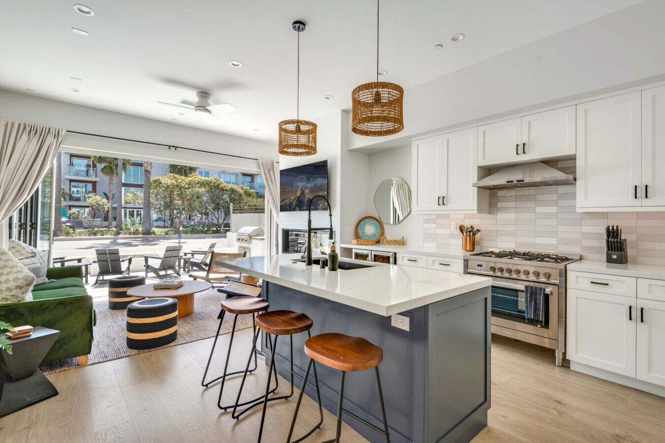 Kylskåp, mikrovågsugn, ugn och spishäll