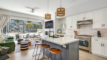 Frigorífico, microondas, horno y placa de cocina