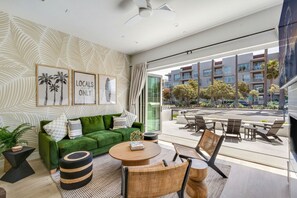 Smart TV, fireplace, stereo - Luxury Beachside Villa - Steps to the sand and beach (Huntington Beach)