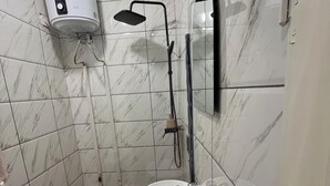 تجهيزات دش، مناشف، صابون، ورق حمّام