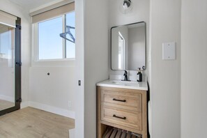 Een haardroger, handdoeken