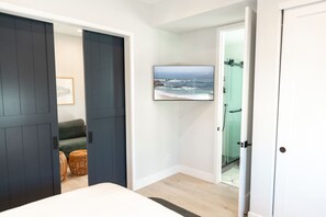 2 bedrooms, desk, iron/ironing board, travel cot
