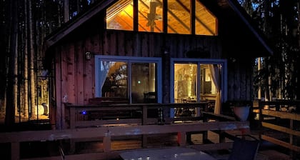 Peaceful Wooded Sanctuary on creek with tree house and private dog park