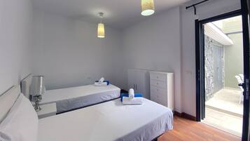 3 slaapkamers, een strijkplank/strijkijzer, wifi, beddengoed