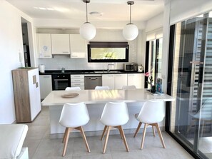 Microondas, horno, parrilla de estufa y lavavajillas 