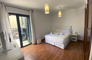3 habitaciones, tabla de planchar con plancha, wifi y ropa de cama 
