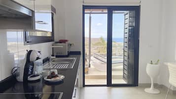 Een magnetron, een oven, een kookplaat, een vaatwasser