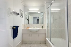 Douche, serviettes fournies, papier de toilette