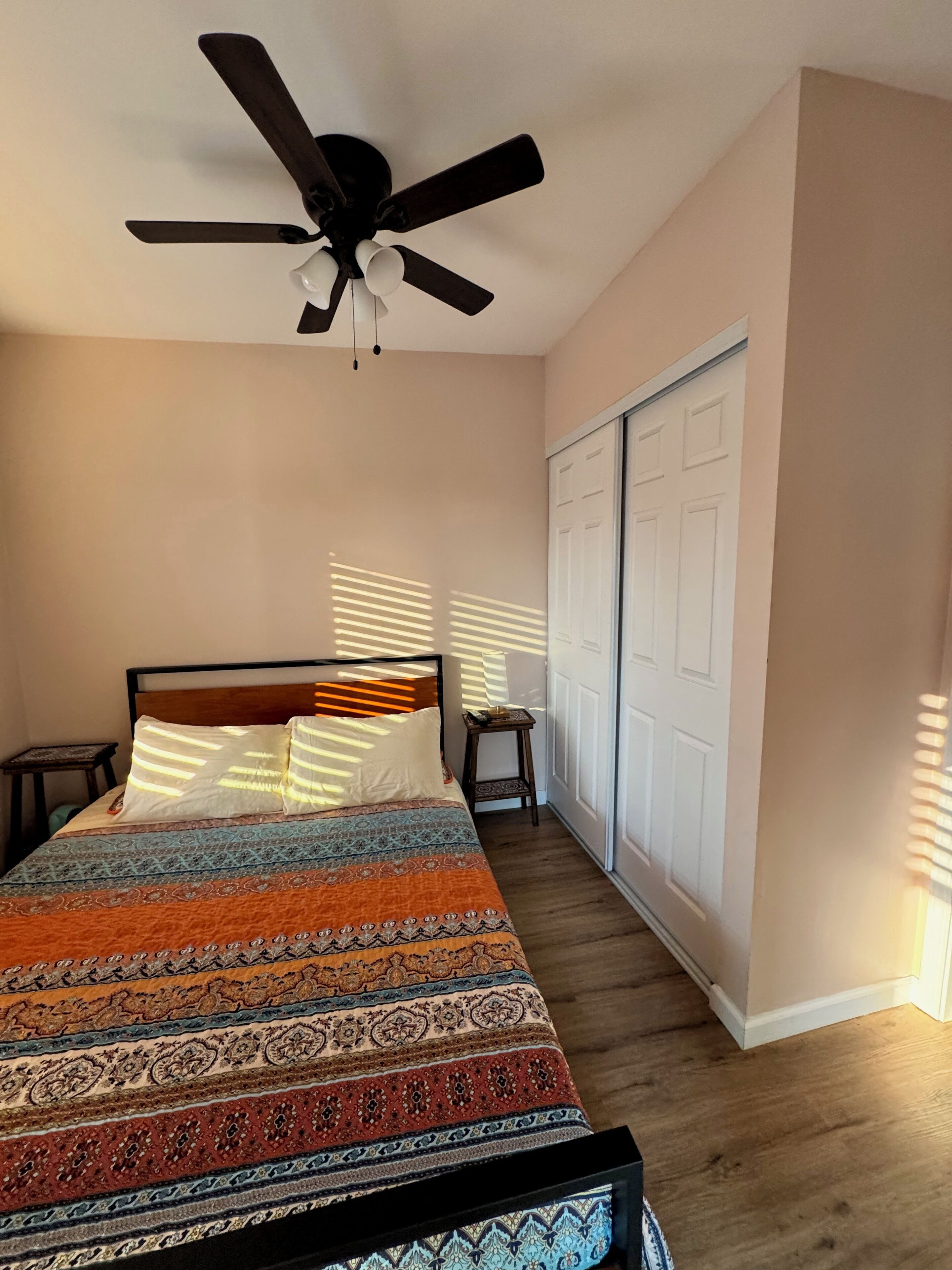 1 slaapkamer, een strijkplank/strijkijzer, wifi, beddengoed