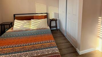 1 slaapkamer, een strijkplank/strijkijzer, wifi, beddengoed