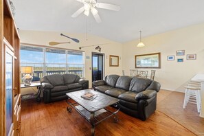 Smart TV, DVD player, books, video library - Mullet Manor the Fishing Cabin Condo! (Cedar Key)