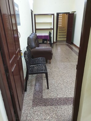 House, 2 Bedrooms, Smoking, Balcony | Living room