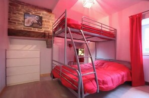 2 chambres, fer et planche à repasser, Wi-Fi, draps fournis