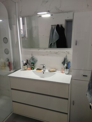 Bruser, hårtørrer, Toiletpapir