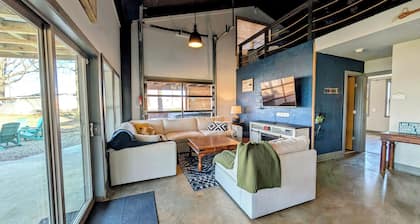 The Tillery Barndo - Two bedrooms/loft, dock, flat lot, spa, trampoline, golf