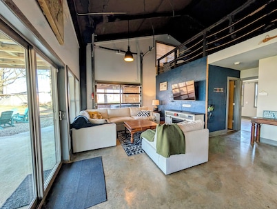 The Tillery Barndo - Two bedrooms/loft, dock, flat lot, spa, trampoline, golf