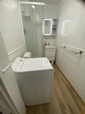 Dusche, Haartrockner, Handtücher, Seife